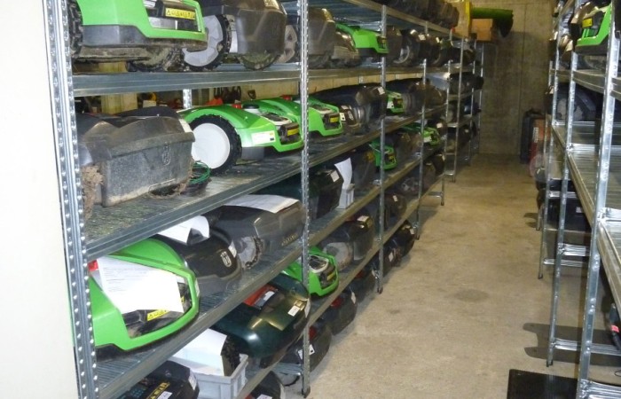 Vor und nach dem Service wird der Roboter in unserem Keller bei der idealen Lagertemperatur von 12°C bis 18°C, geschützt vor UV-Licht, eingelagert.