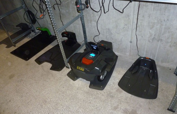 Nach dem Service wird der Rasenroboter aufgeladen. Dafür stehen uns Ladestationen für alle von uns verkauften Rasenrobotern zur Verfügung.