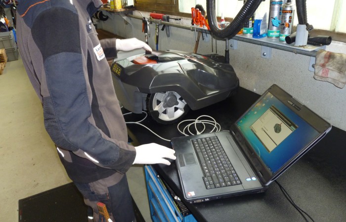 Abschliessend folgt die Computerunterstützte Prüfung. Wenn vorhanden wird hier das Serviceupdate übertragen. Die Einstellungen des Roboters werden auf den Laptop gespeichert.