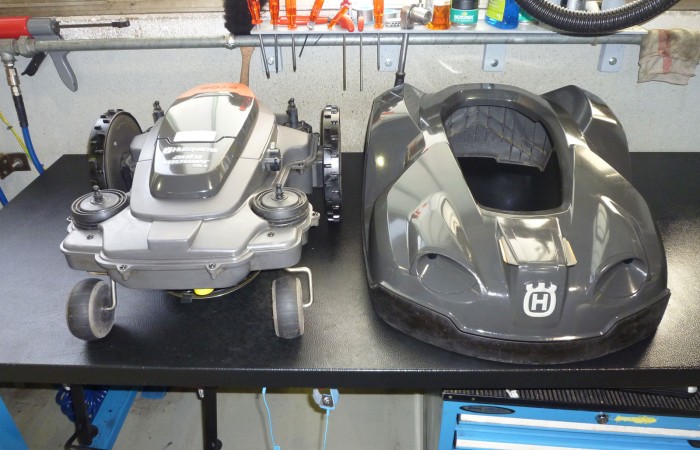 Der Rasenroboter wird mit Kunststoffpflegemittel behandelt. Weichmacher und andere Stoffe welche dem Kunststoff während der Saison entzogen wurden, werden dem Kunststoff wieder zugeführt.