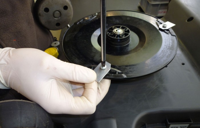 Nach der Reinigung werden alle Bauteile remontiert. Das Schneidwerk wird mit neuen Messern ausgestattet.