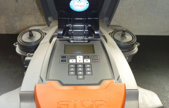 Das gereinigte Gehäuse von Oben mit dem neuen Servicekleber in der Tastaturabdeckung.