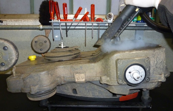 Nun folgt die Gründliche Reinigung des Gehäuses mit dem Dampfsauger. So wird das Gehäuse sauber gereinigt, ohne die gegen Wasser empfindliche Elektronik zu beschädigen.