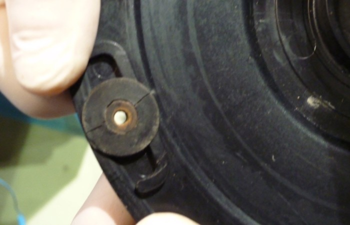 Hier sieht man als Beispiel einen bei der Inspektion festgestellten Riss in einer Messerscheibe. Die Messerscheibe stammt von  einem Roboter aus dem Jahr 2007.