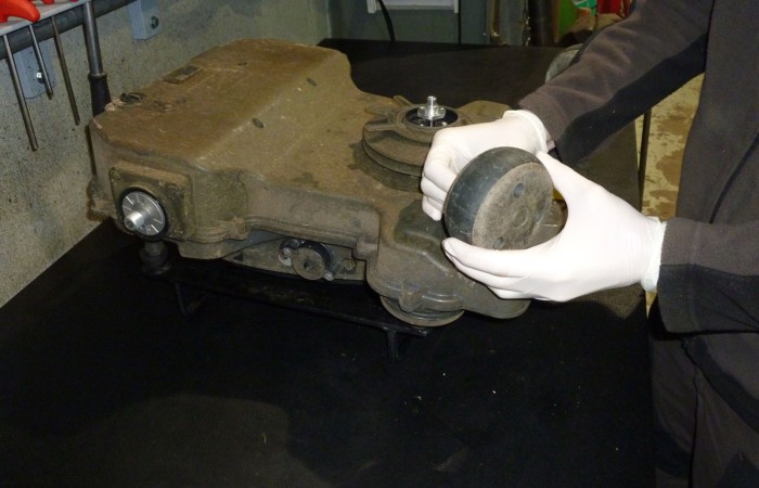 Nach der Grobreinigung des Gehäuses, werden alle relevanten Bauteile inspiziert, und die Betriebsdaten ausgewertet.