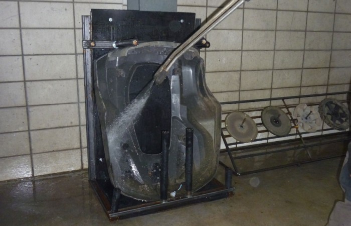 Anschliessend wird die Abdeckhaube mit dem Hochdruckreiniger gründlich gereinigt. Dass ganze ohne Chemie zur Schonung der Umwelt.