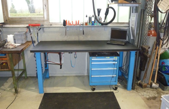 Hier ersichtlich unser Arbeitsplatz für die Instandstellung der Rasenroboter. Der Tisch ist elektrostatisch geschützt und geerdet. Am Boden die Antiermüdungsmatte.